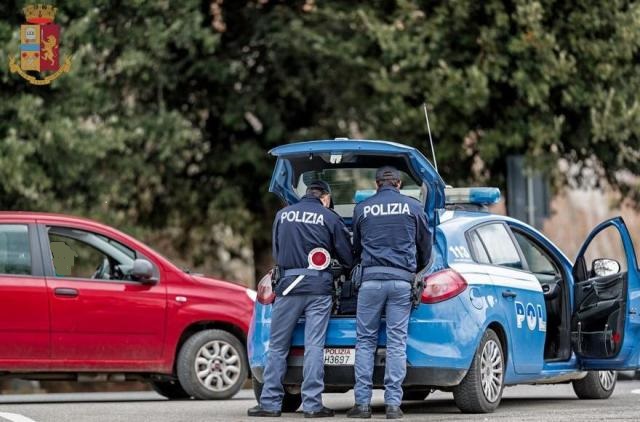 Polizia di Stato di Catania ha sanzionato tre persone senza mascherine, in piazza Università